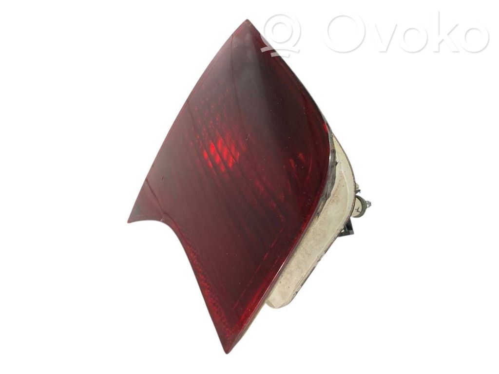 Aizmugurējais lukturis pārsegā