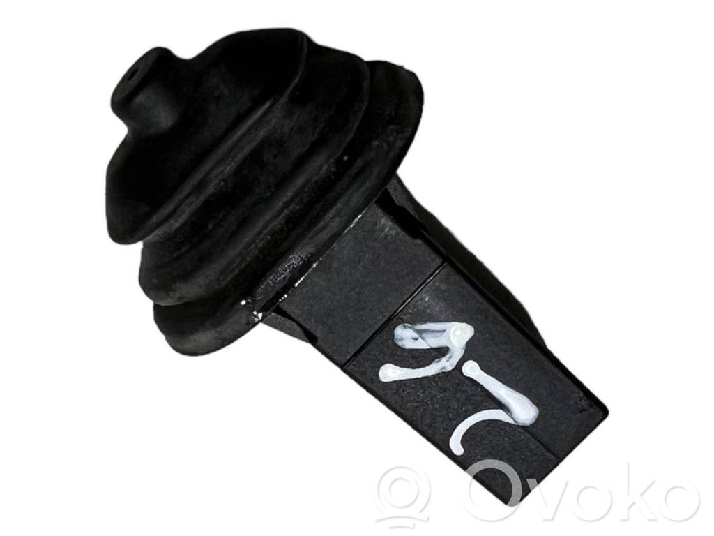 Degvielas tvertnes atvēršanas slēdzis