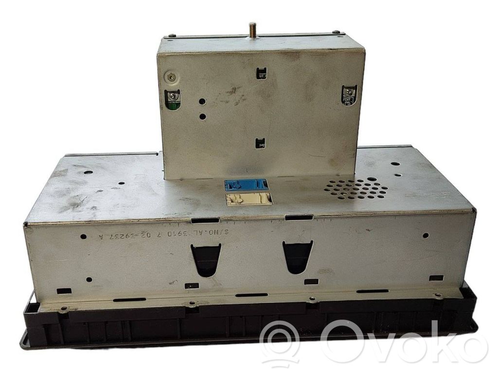 Radio / CD/DVD atskaņotājs / navigācija