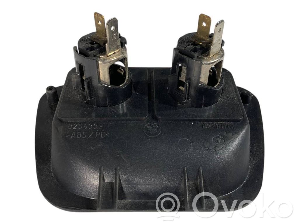 12 V ligzda (aizmugure)