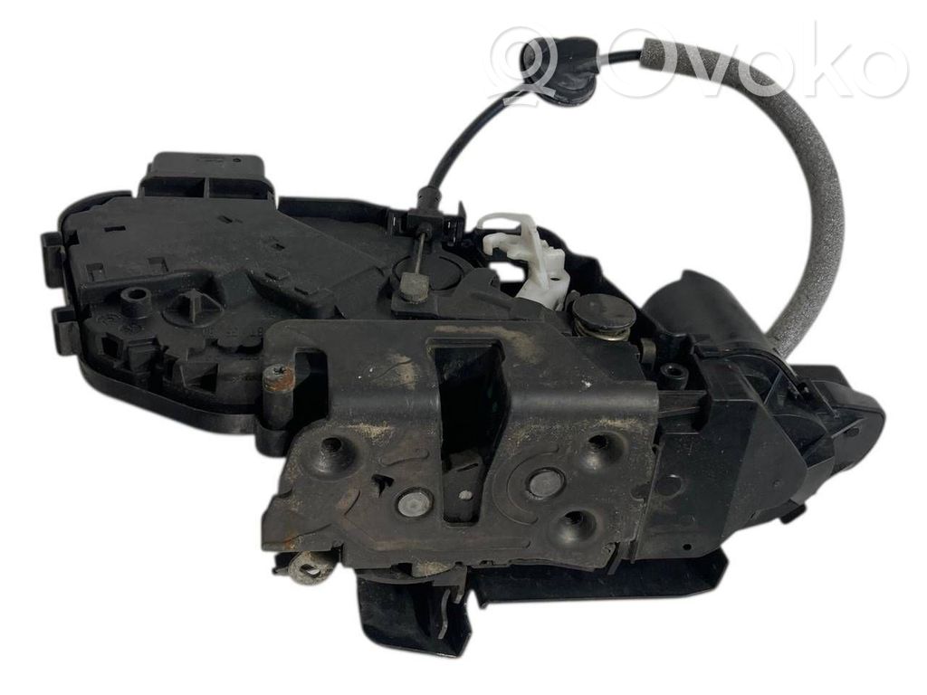 Priekšpusē slēdzene