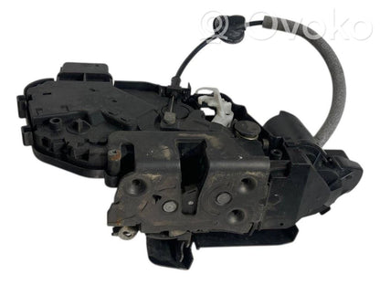 Priekšpusē slēdzene