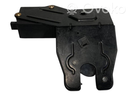 Aizmugurējā pārsega slēdzene