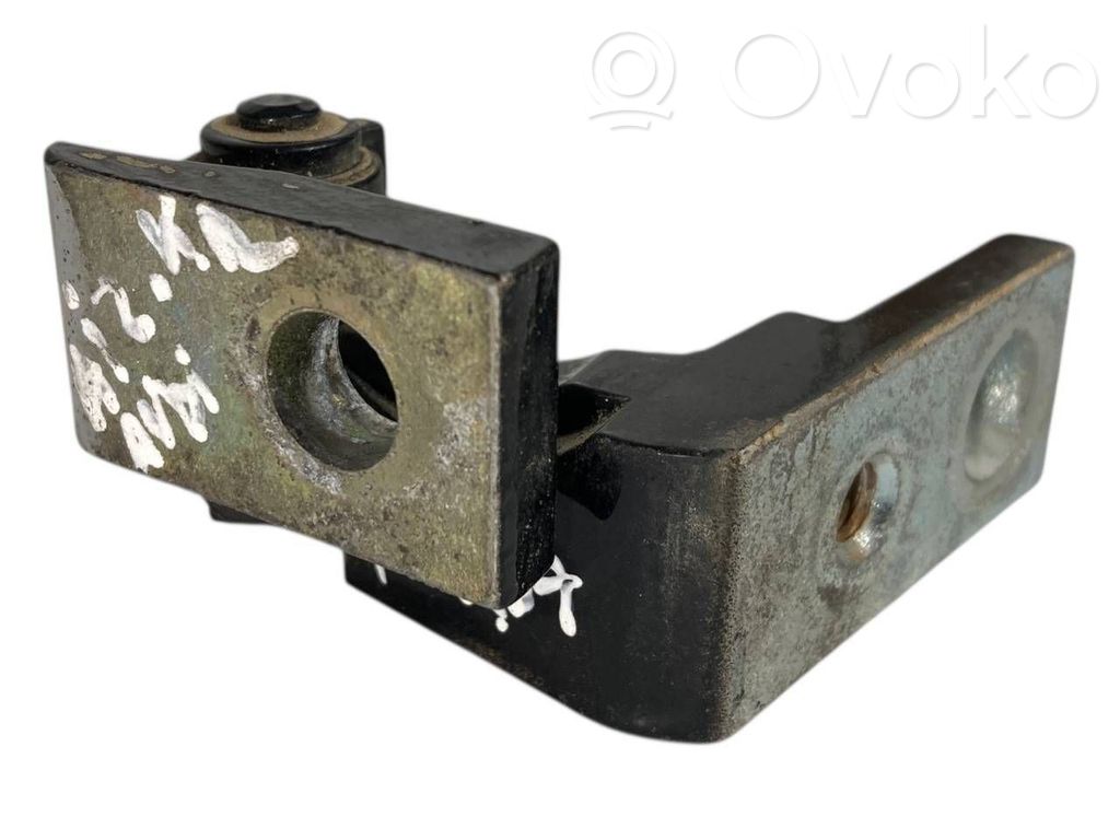 Aizmugurē augšējā vira (eņģe)