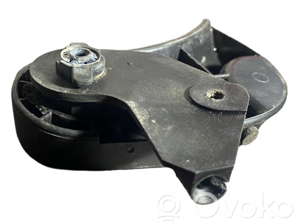 Dzinēja pārsega attaisīšanas rokturītis