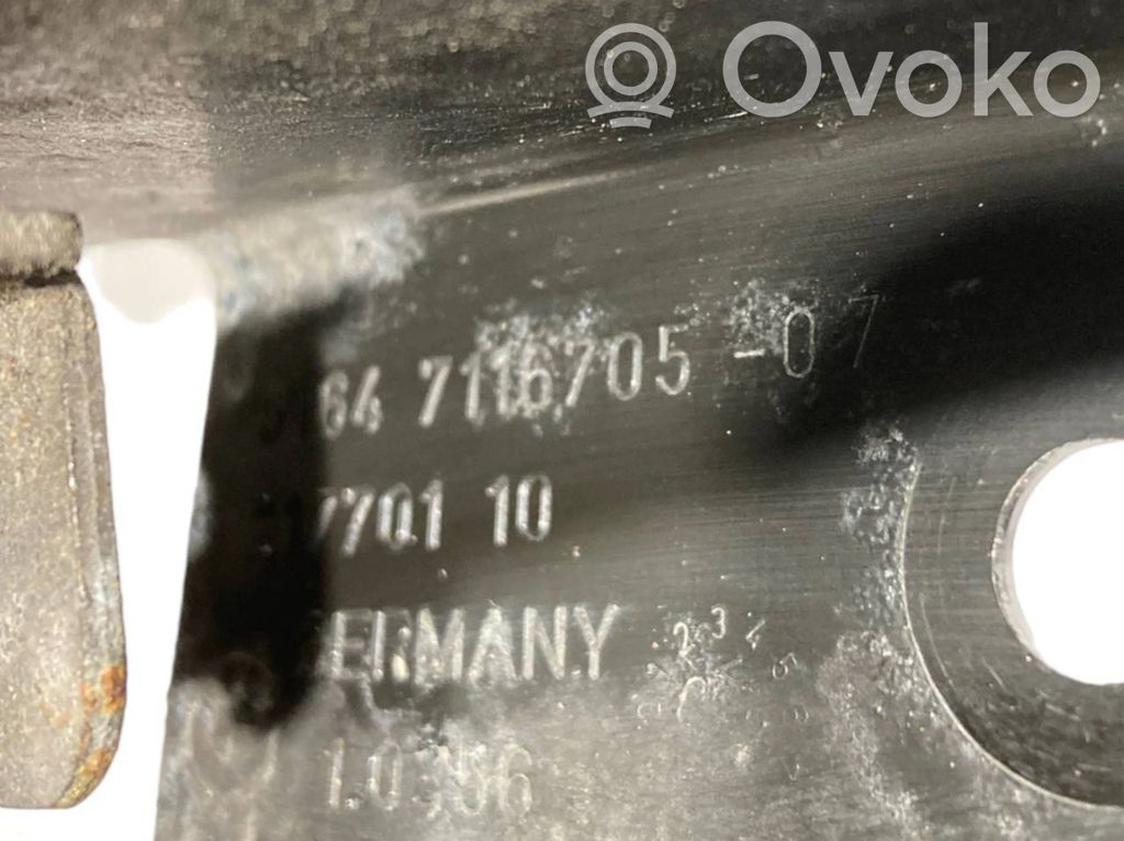 Dzinēja pārsega slēdzene