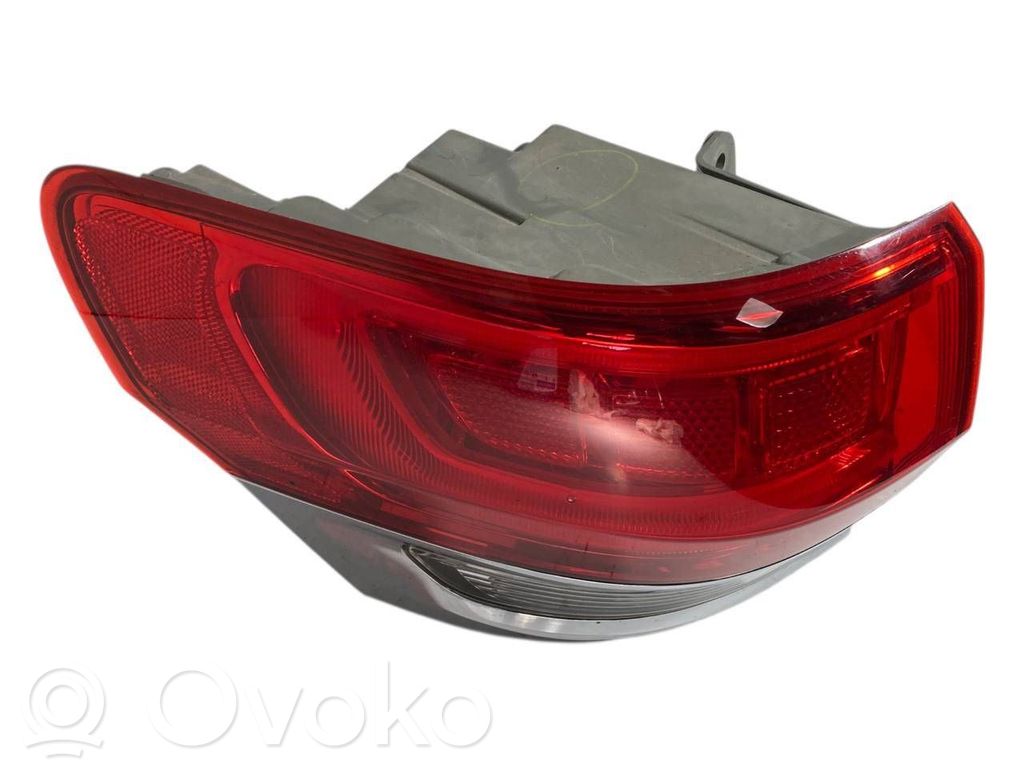 Aizmugurējais lukturis virsbūvē