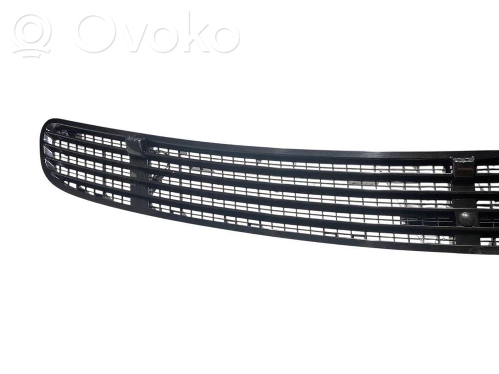 Dzinēja pārsega dekoratīvais režģis