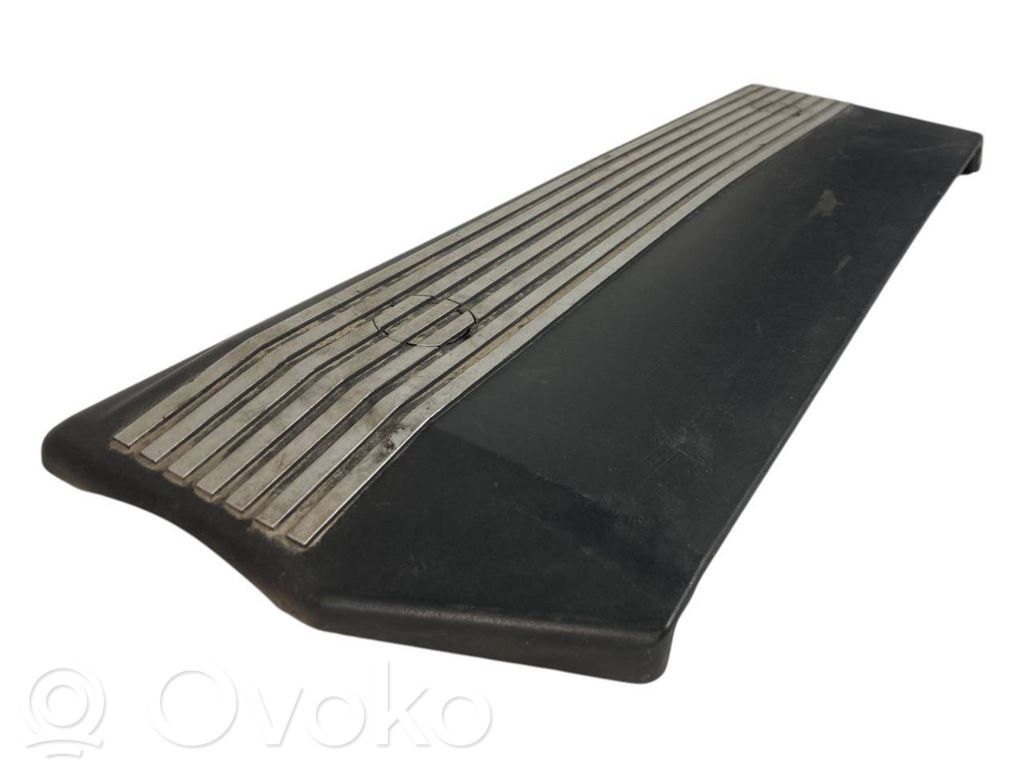 Engine cover (decorative trim)