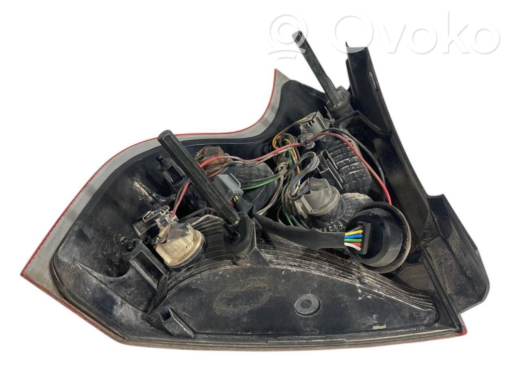 Aizmugurējais lukturis virsbūvē