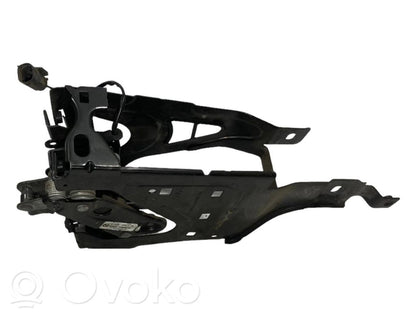 Dzinēja pārsega slēdzene