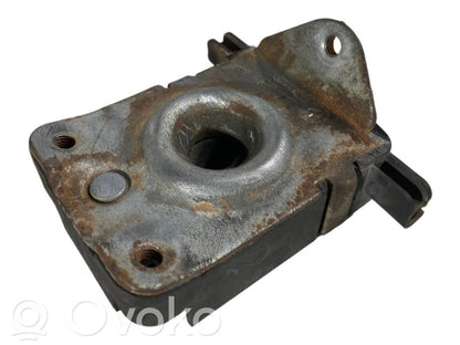 Dzinēja pārsega slēdzene