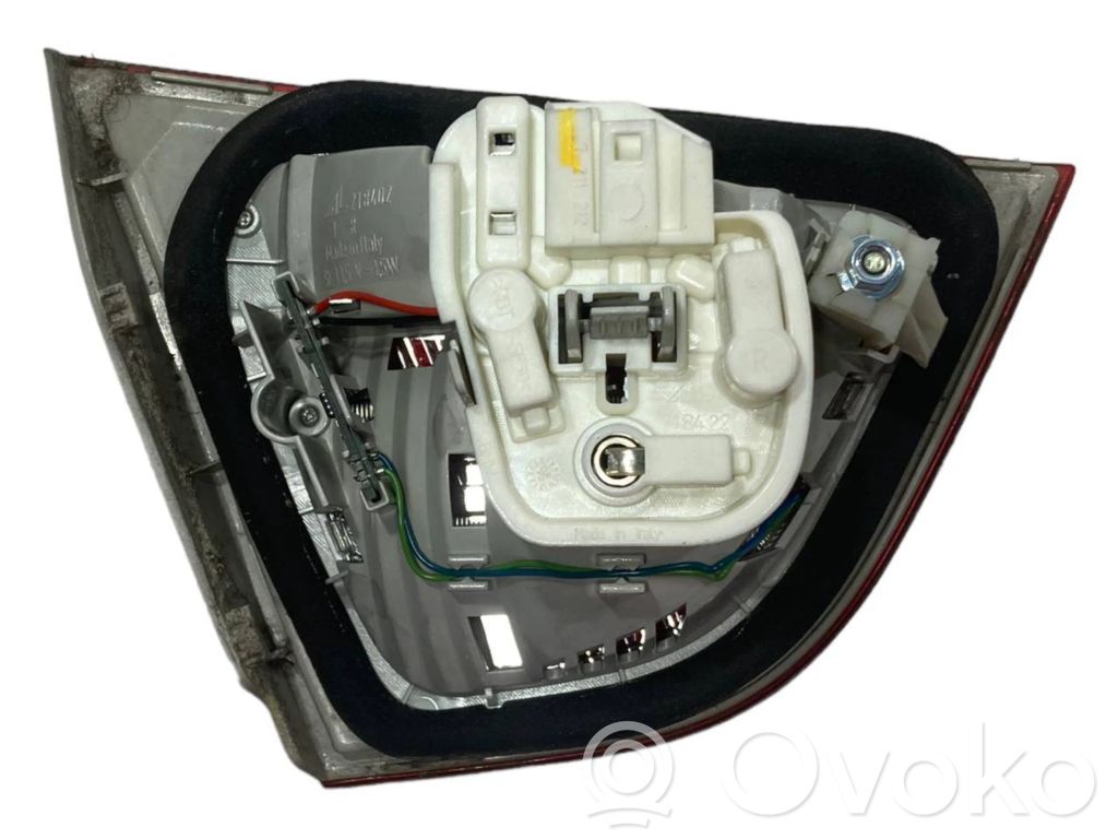 Aizmugurējais lukturis pārsegā