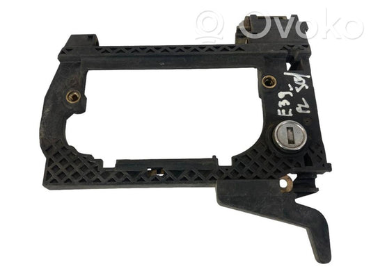 Priekšpusē turētājs / kronšteins ārējam atvēršanas rokturim