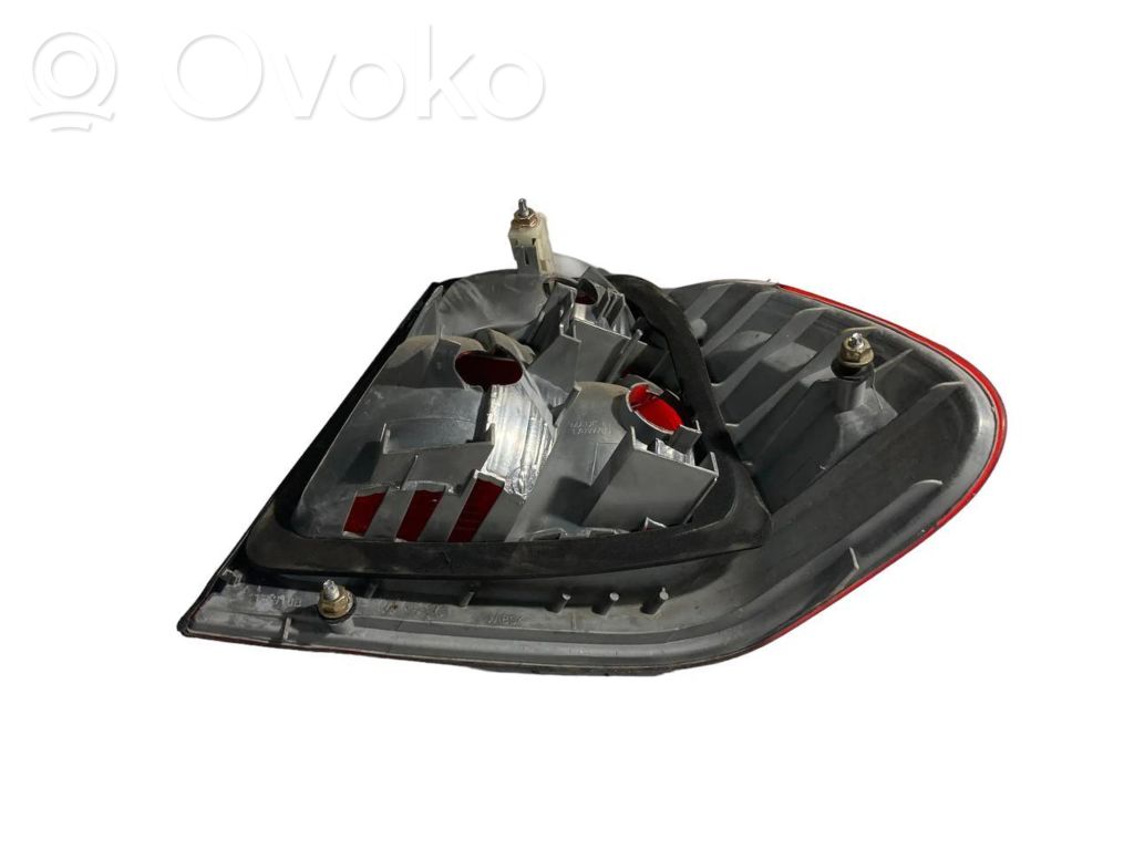 Aizmugurējais lukturis virsbūvē