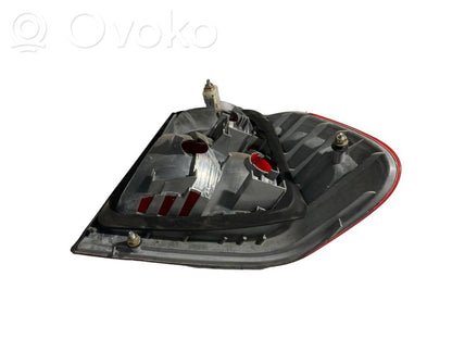 Aizmugurējais lukturis virsbūvē