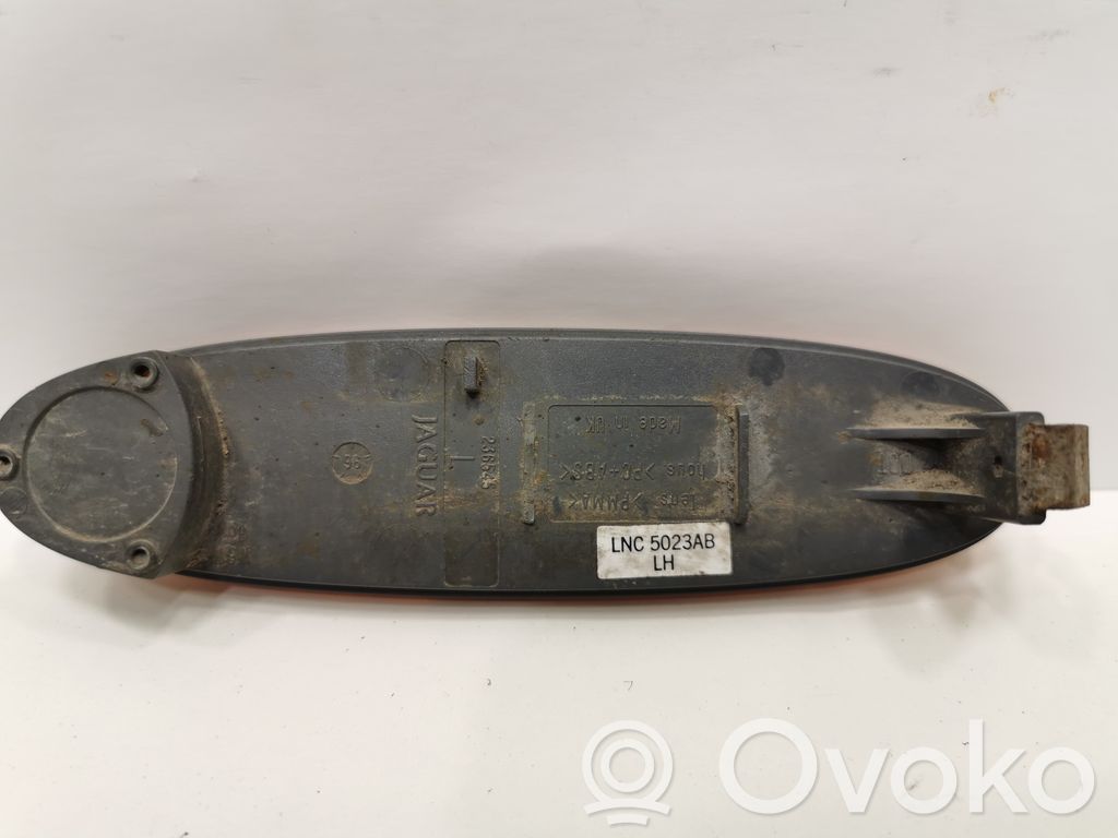 Priekšpusē atstarotājs