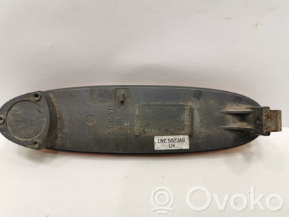 Priekšpusē atstarotājs