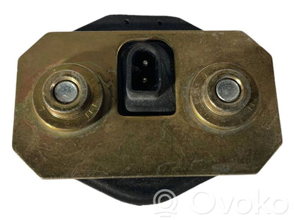 Priekšpusē slēdzenes cilpa