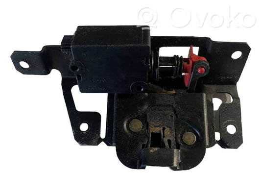 Aizmugurējā pārsega slēdzene