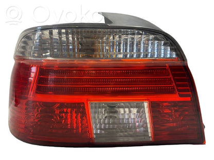 Aizmugurējais lukturis virsbūvē