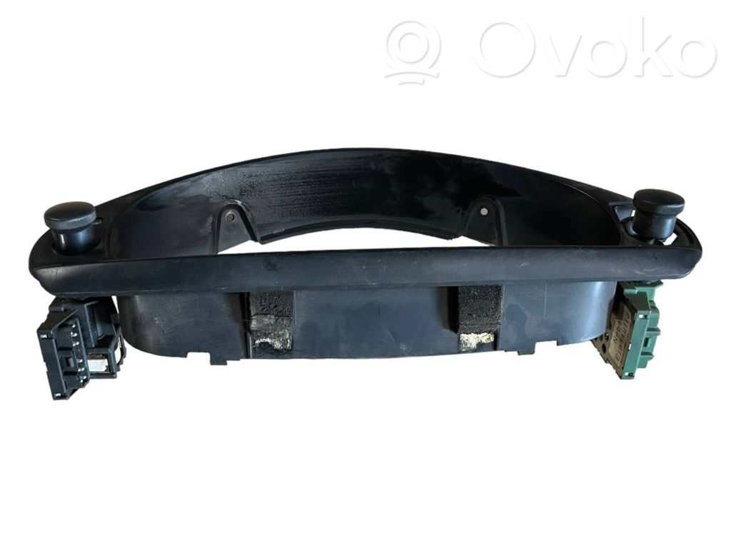 Instrumentu paneļa dekoratīvā apdare