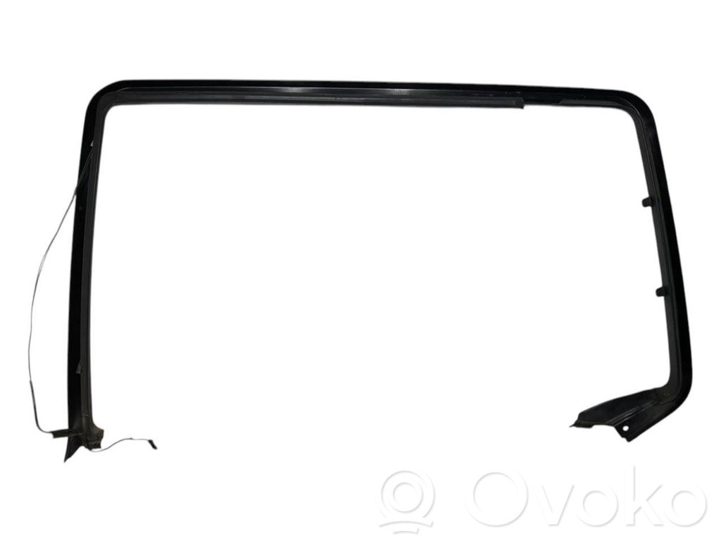 Aizmugurē logu aizkars