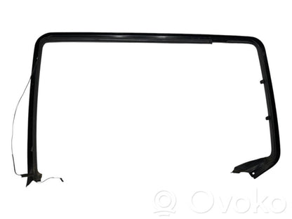 Aizmugurē logu aizkars