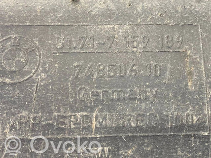 Под защитой двигателя (спереди)