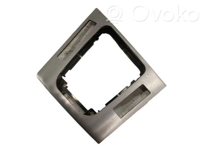 Ātrumu pārslēgšanas sviras dekoratīvā apdare (plastmasas)