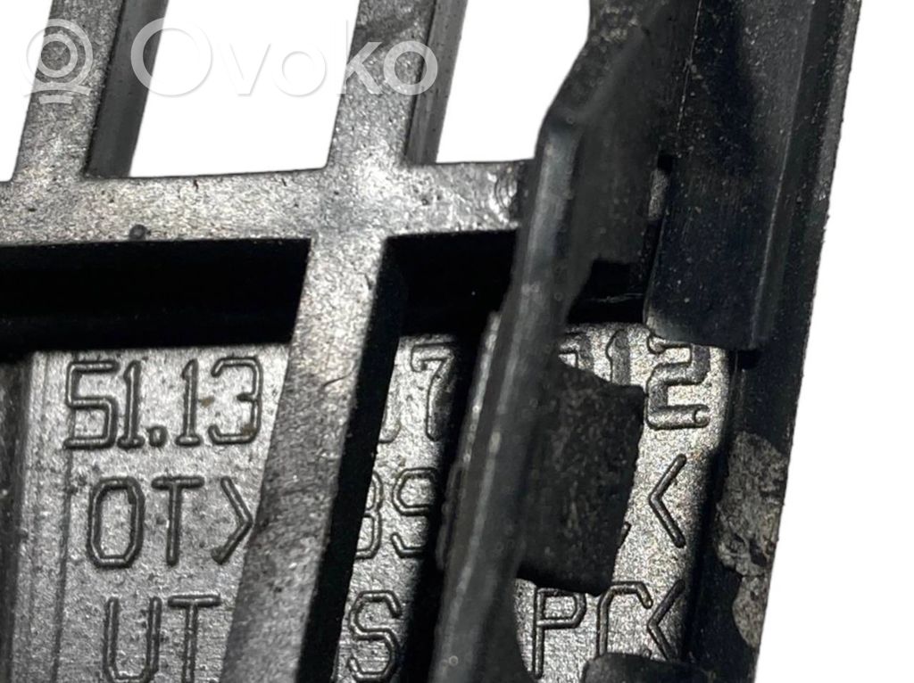 Dzinēja pārsega dekoratīvais režģis