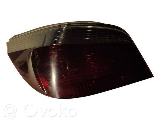 Задний фонарь в кузове