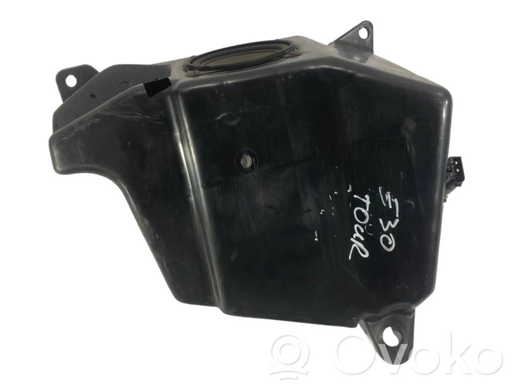 Skaļrunis (-i) aizmugurējā palodzē