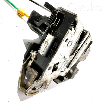 Priekšpusē slēdzene