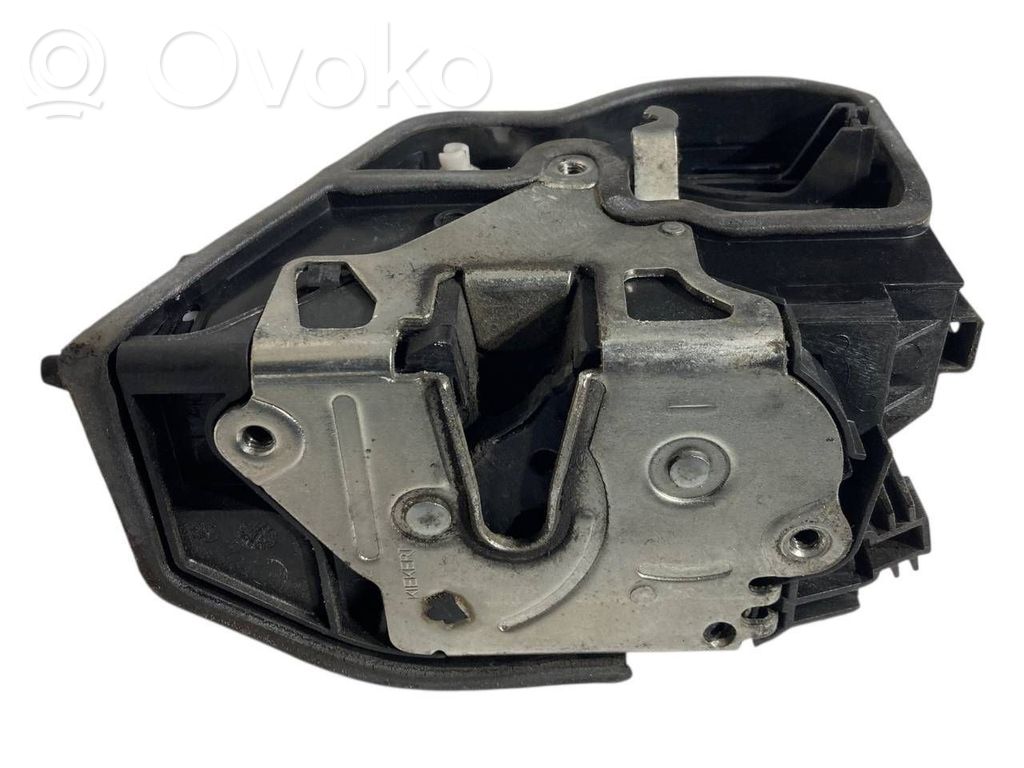 Priekšpusē slēdzene