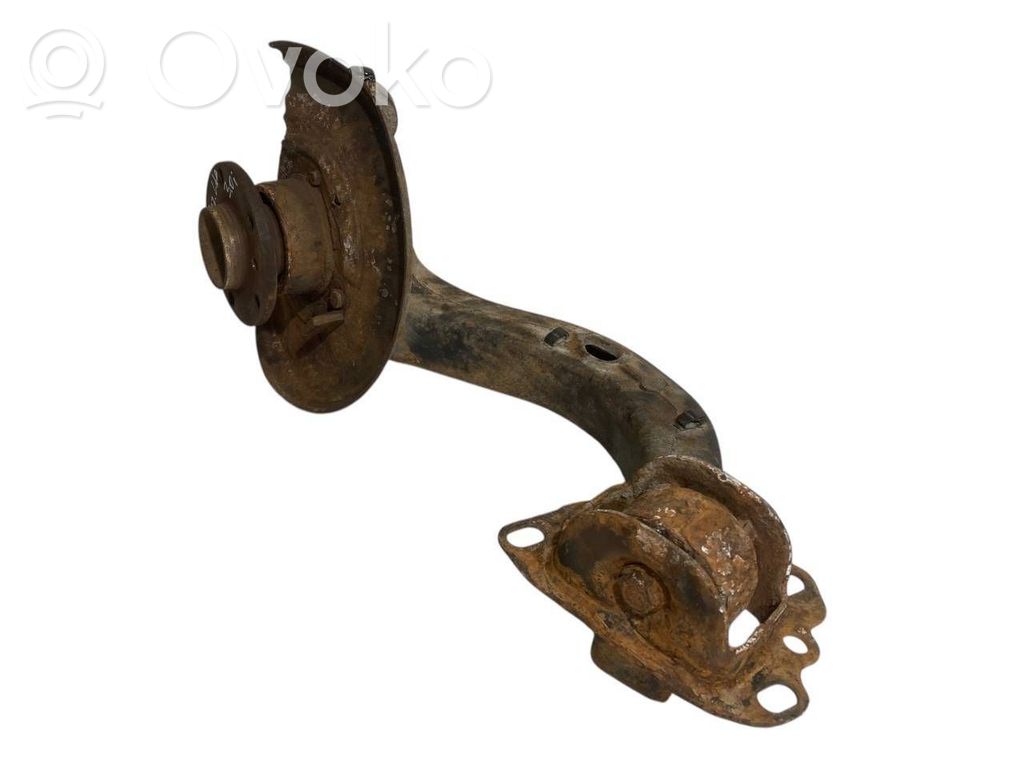 Aizmugurē riteņa rumbas vārpstas šarnīrs (stupica, capfa)