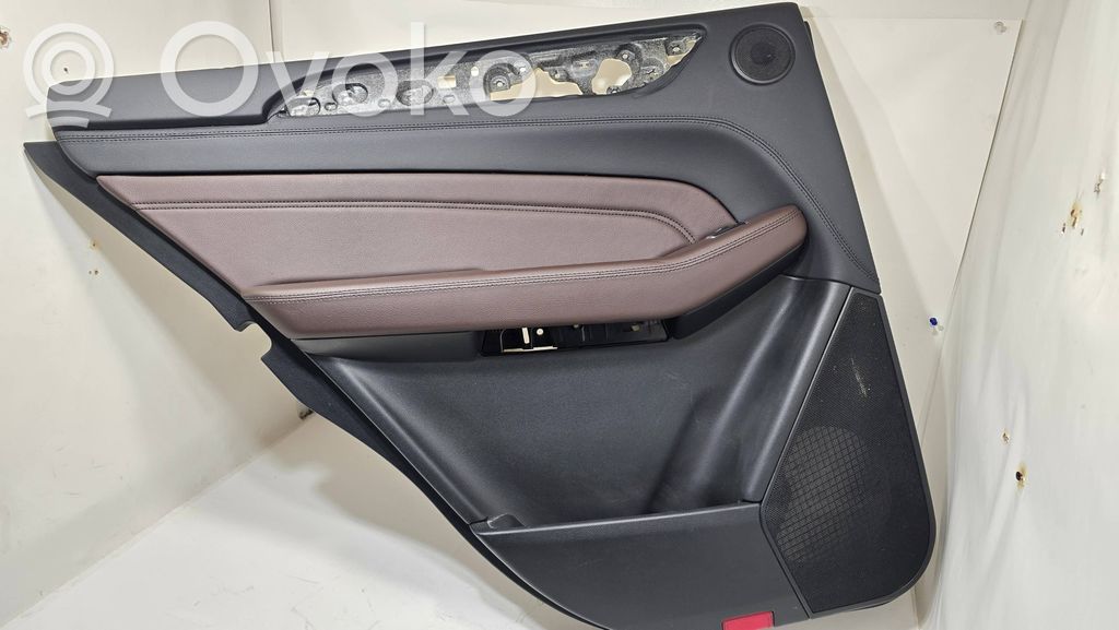 Apšuvums aizmugurējām durvīm