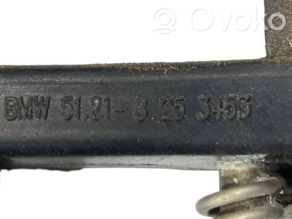 Priekšpusē turētājs / kronšteins ārējam atvēršanas rokturim