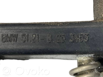 Priekšpusē turētājs / kronšteins ārējam atvēršanas rokturim