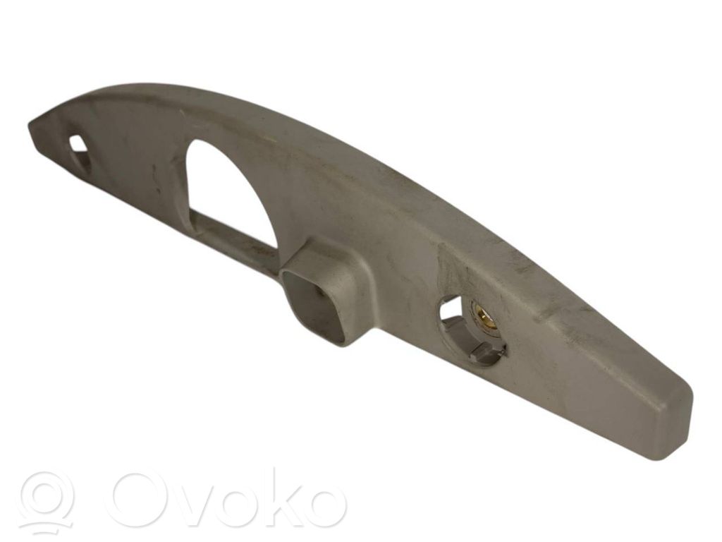 Augšējā dekoratīvā apdare (pie loga)