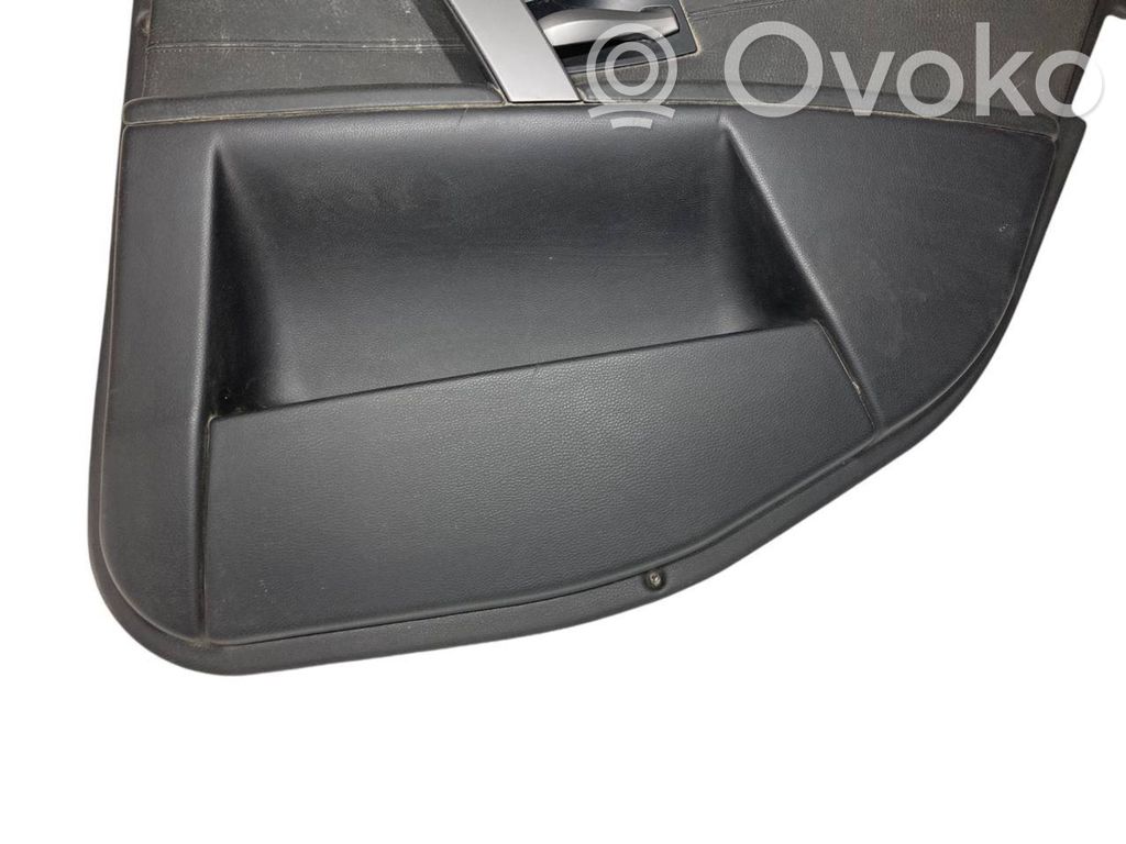 Apšuvums aizmugurējām durvīm