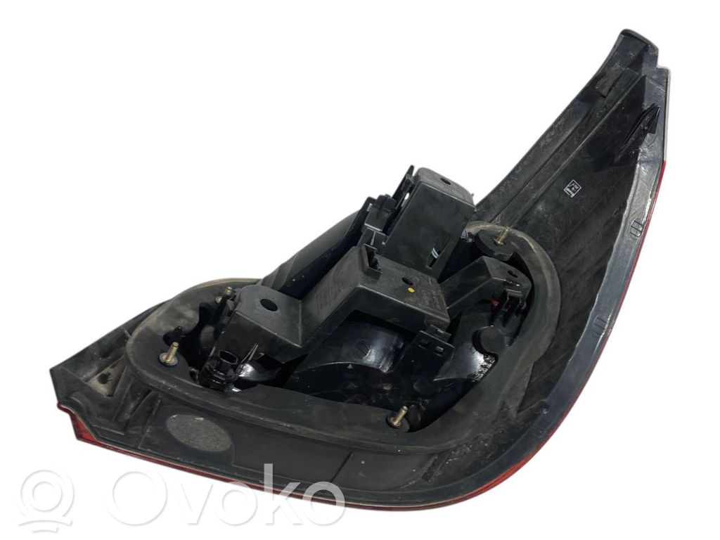 Aizmugurējais lukturis virsbūvē