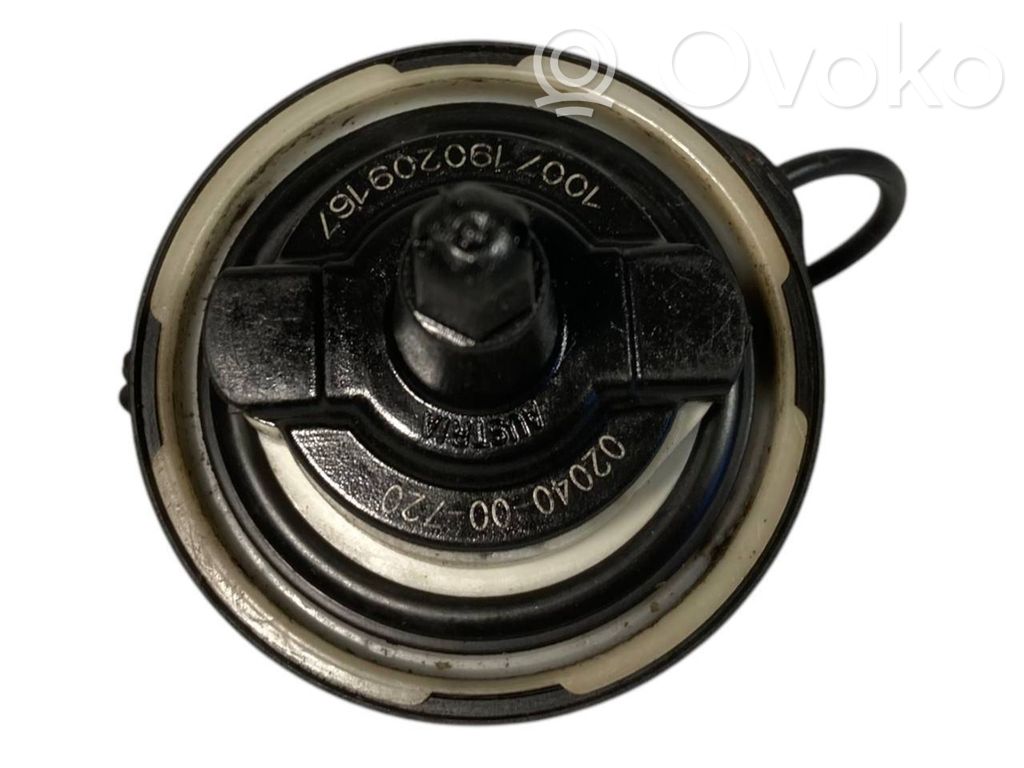 Screw-on fuel tank cap