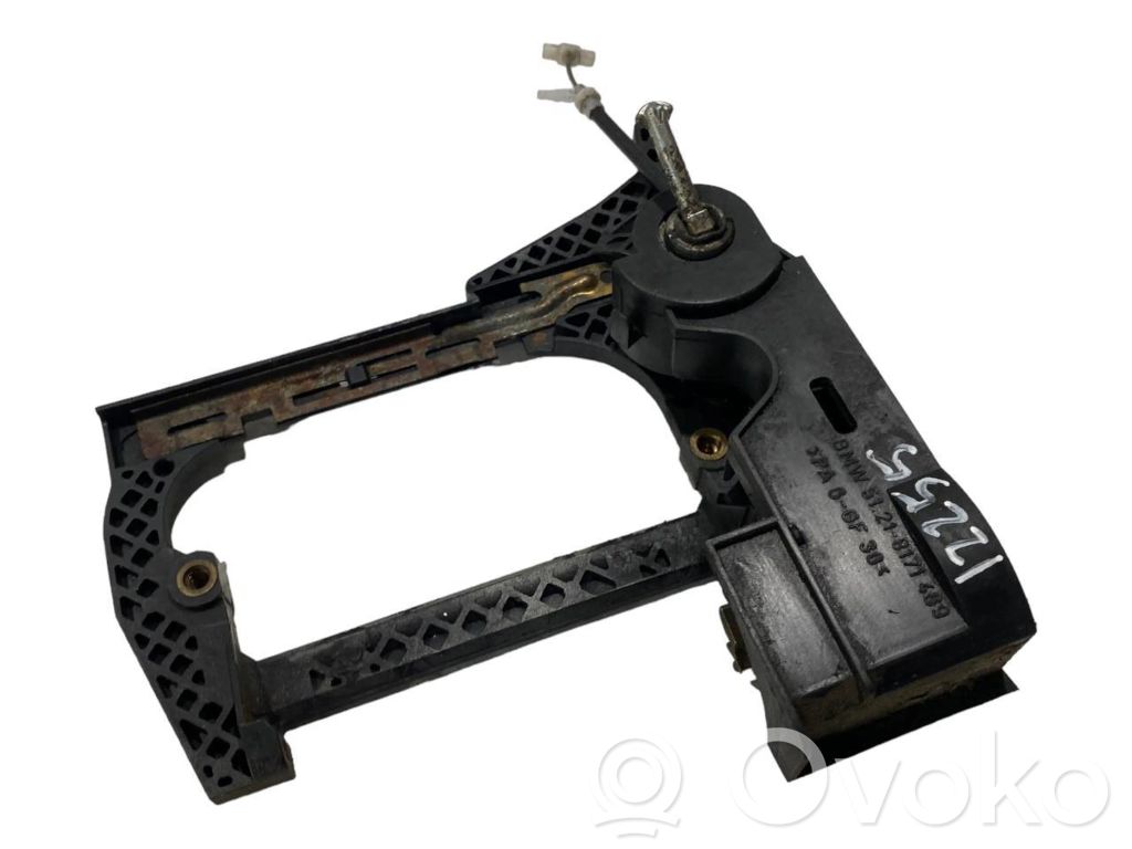Holder/bracket for external opening handle at the front