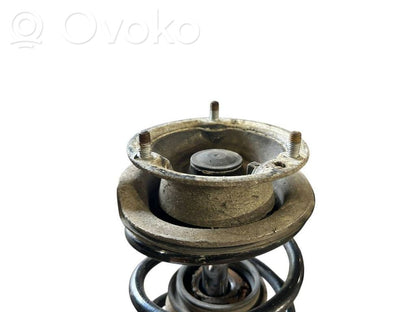 Priekšpusē amortizators ar atsperi