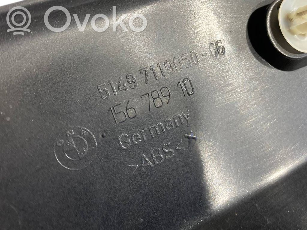 Augšējā dekoratīvā apdare (pie loga)