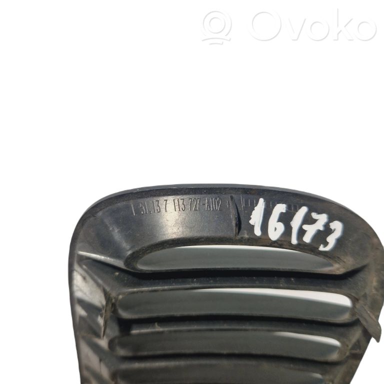 Dzinēja pārsega dekoratīvais režģis