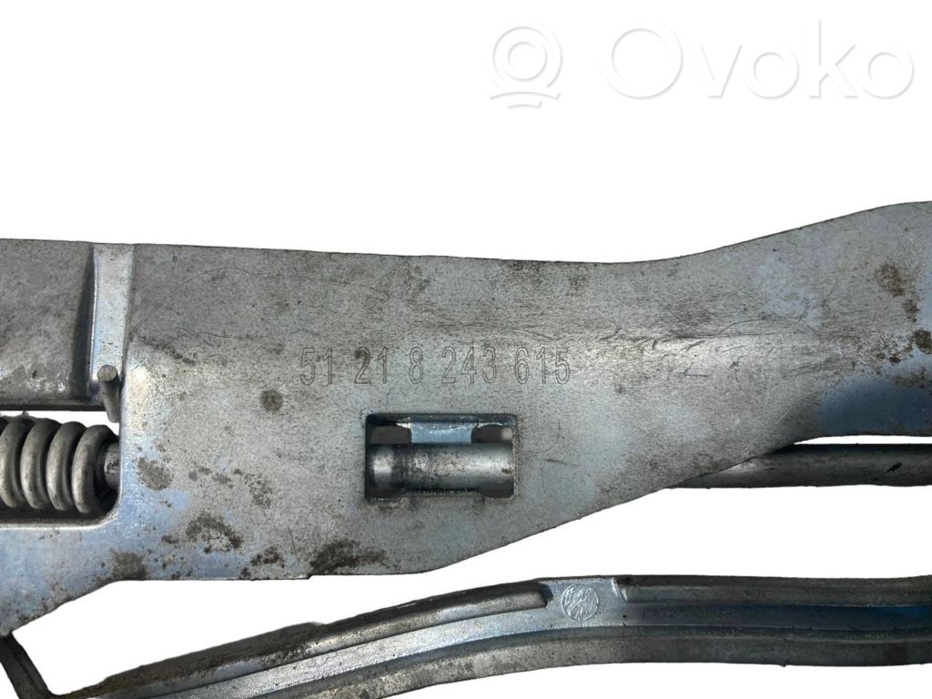 Priekšpusē turētājs / kronšteins ārējam atvēršanas rokturim