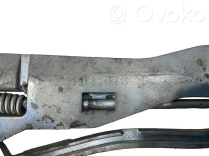 Priekšpusē turētājs / kronšteins ārējam atvēršanas rokturim