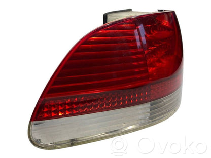 Aizmugurējais lukturis virsbūvē